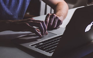 半岛体育官网入口-门兴格拉德巴赫主场击败沙尔克04，升至积分榜首