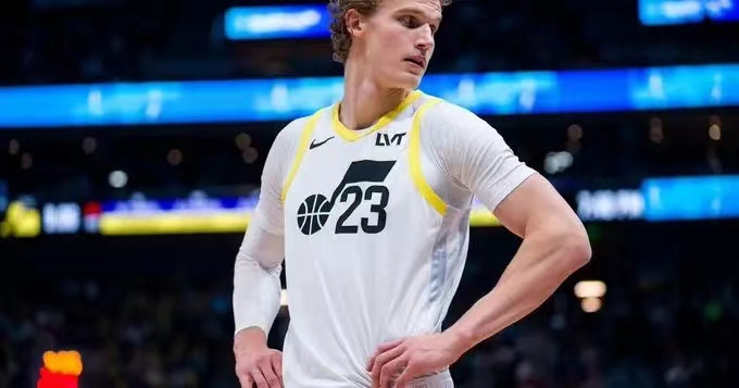 半岛体育在线网站-爵士大胜尼克斯，球队士气高涨