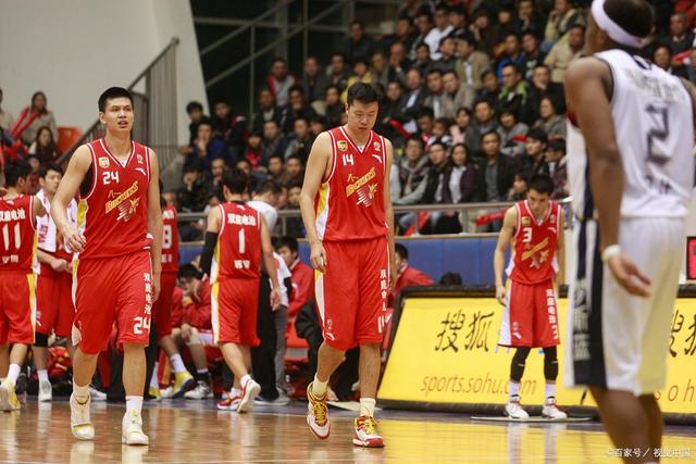 半岛体育平台官网-江苏男篮遭遇四连败，双方均在激战中
